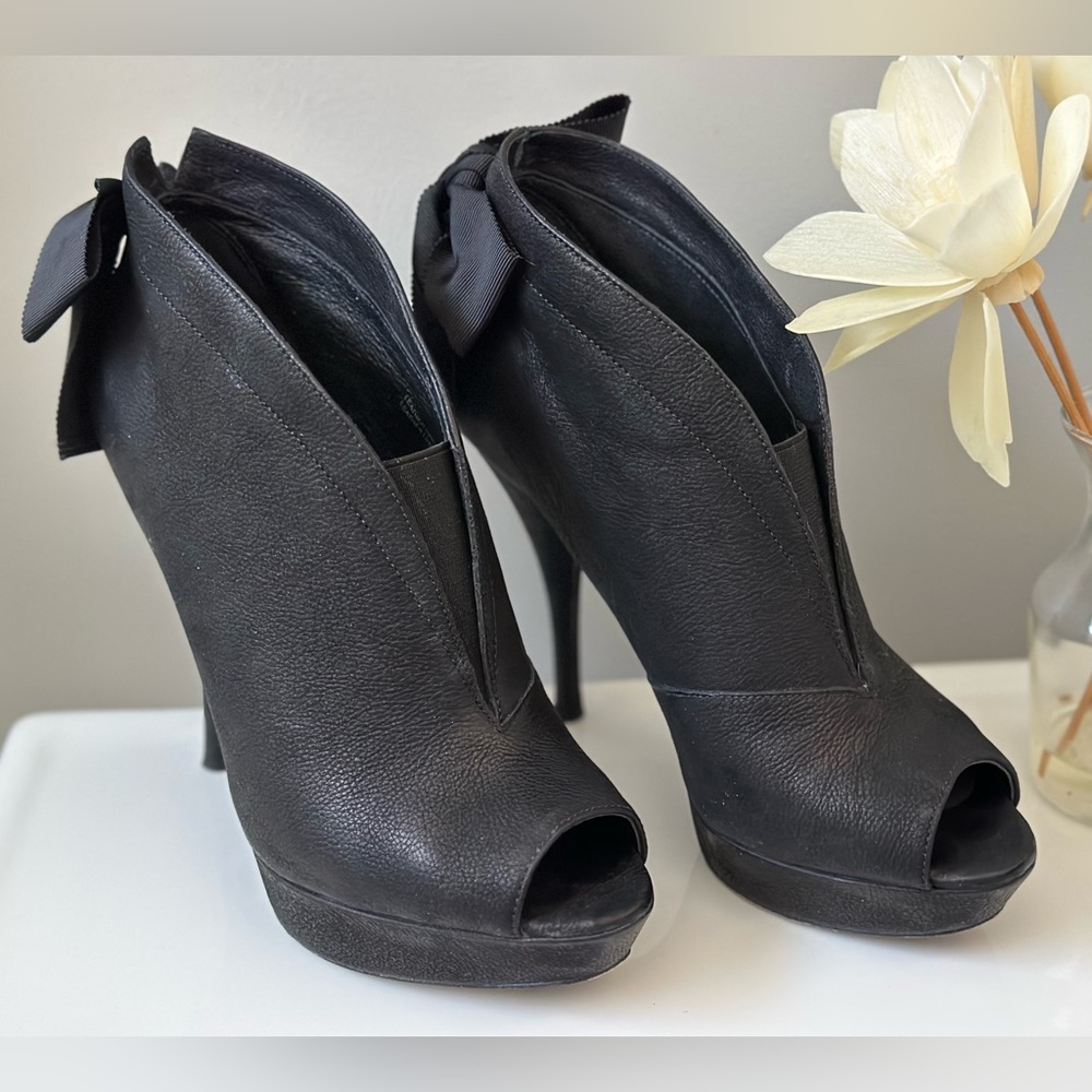 Size 7.5 Black Vera Wang Textured Leather Peeptoe Platform Ankle Booties